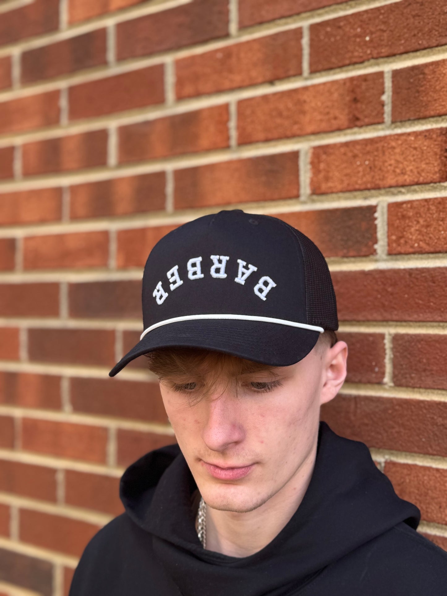 PRECURVED BARBER , TRUCKER BLACK/BLACK MESH