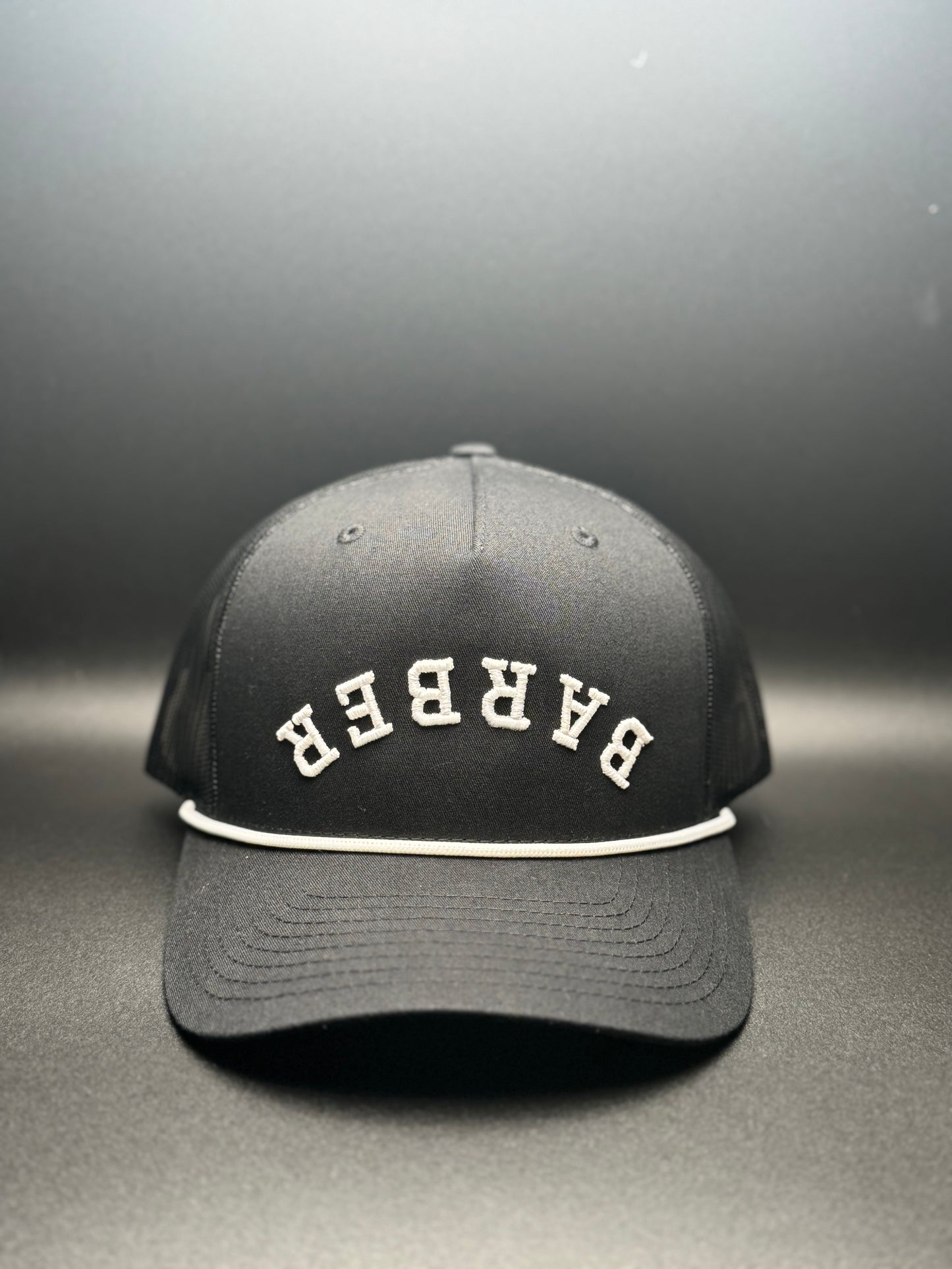PRECURVED BARBER , TRUCKER BLACK/BLACK MESH